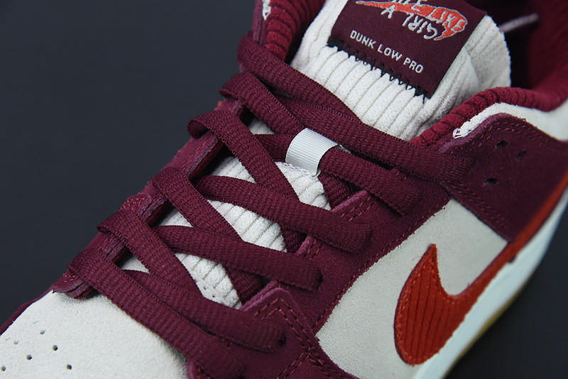 skate like a girl x nike sb dunk low dx4589-600